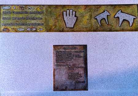 Detalle del pedestal de hormign armado revestido con granito mara fiamantado.